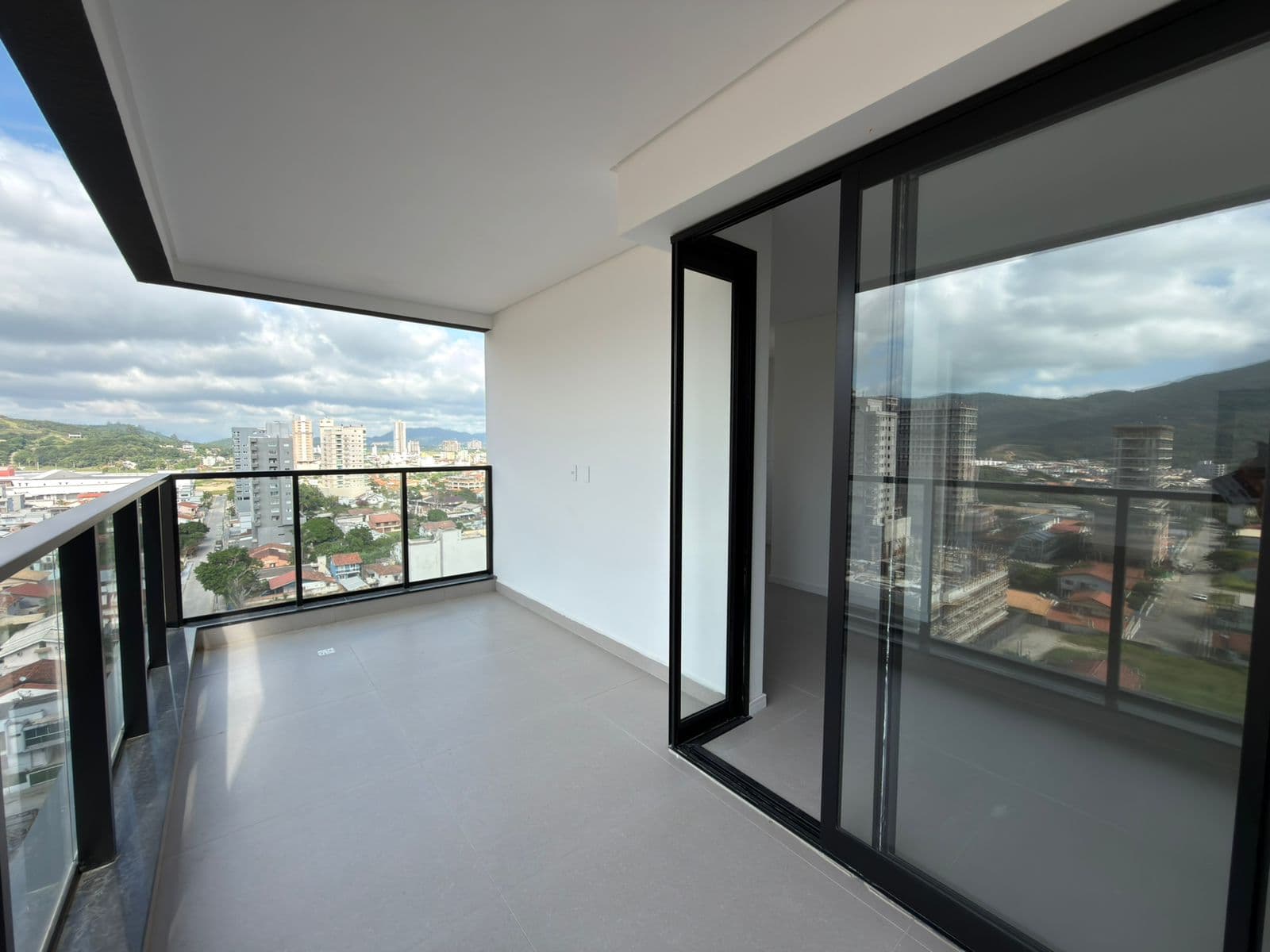 Apartamento 3 suítes em Balneário Perequê — Balneário Perequê