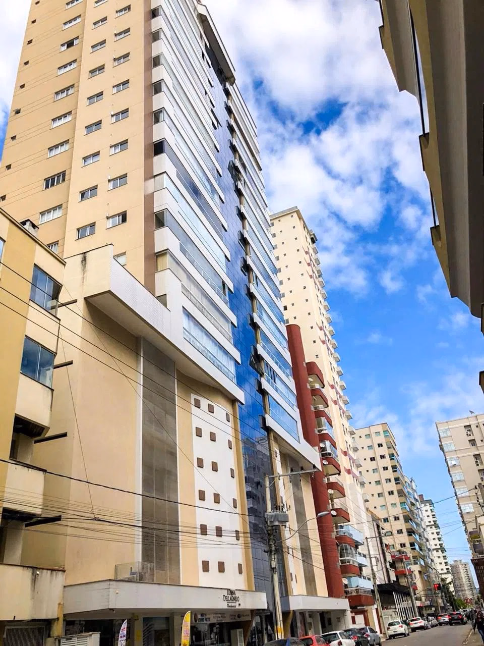 Luana Dellagnelo Residence — Meia Praia