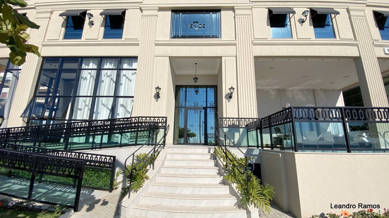 Residencial Venice a venda em Meia Praia (2)