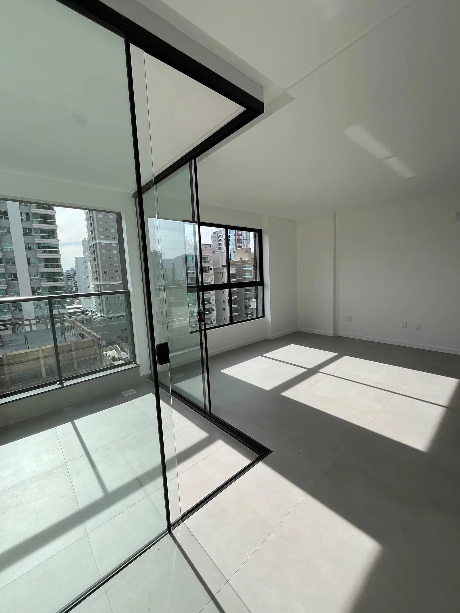 Apartamento 3 suítes em Meia Praia — Meia Praia, Itapema