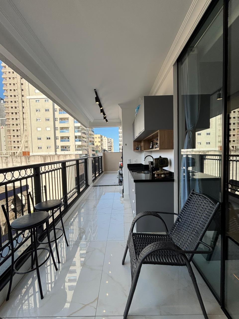 Apartamento 3 suítes em Meia Praia — Meia Praia
