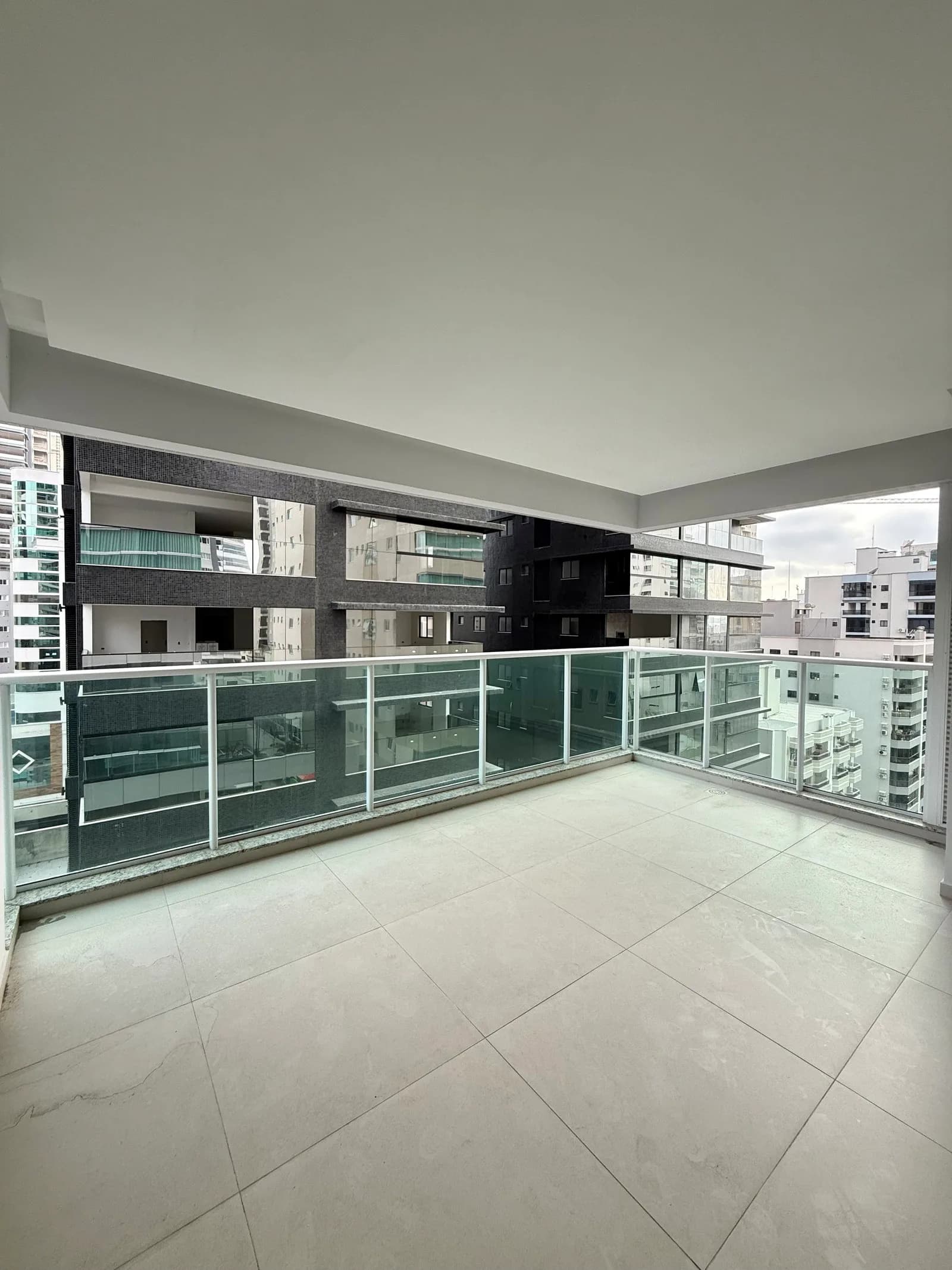 Apartamento 3 suítes em Meia Praia — Meia Praia